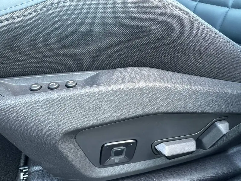 Détail des commandes électriques de réglage du siège conducteur du Citroën C5 Aircross gris Platinium, vue latérale.