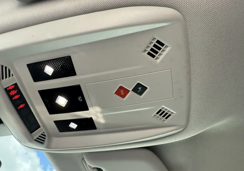 Plafonnier intérieur blanc avec boutons SOS et assistance, éclairage LED, dans un DS3 gris laqué toit noir 2024.