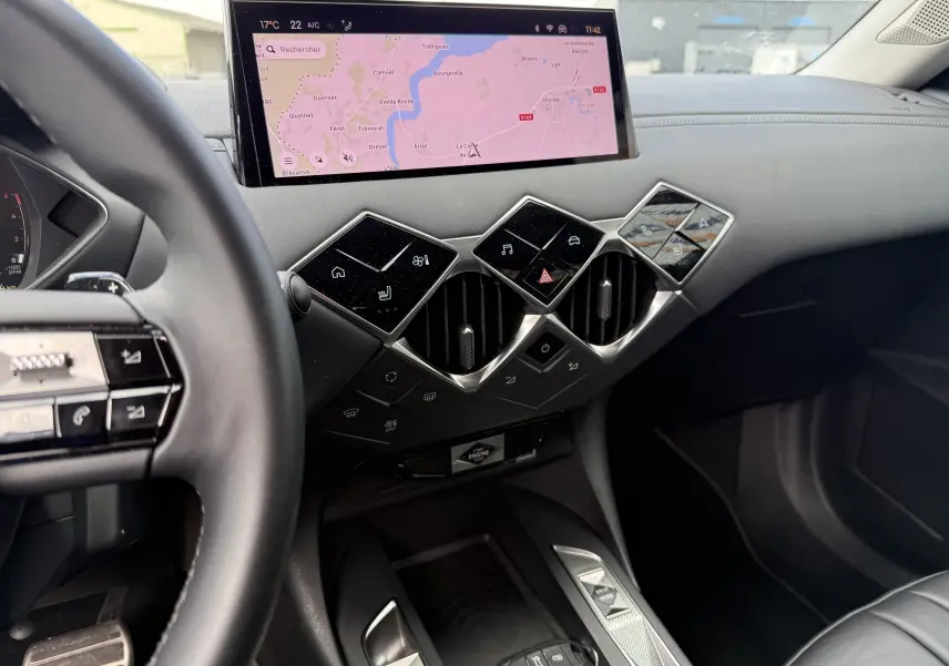 Tableau de bord et console centrale du DS3 2024 avec écran tactile GPS et commandes tactiles en losange côté conducteur.