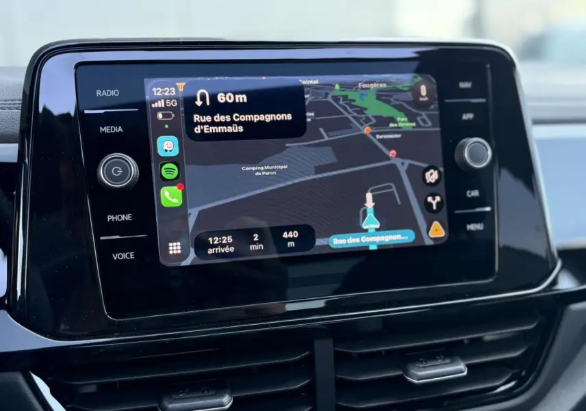 Écran tactile central du Volkswagen T-Roc 2025 affichant la navigation GPS et les commandes multimédias
