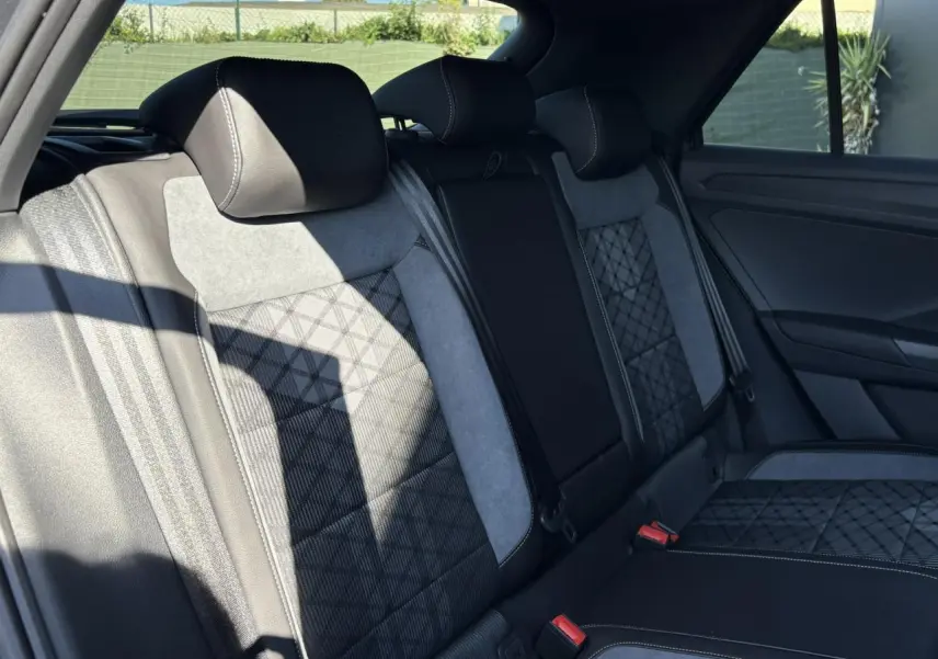Vue intérieure des sièges arrière en tissu et cuir noir et gris du Volkswagen T-Roc 2025 R-Line