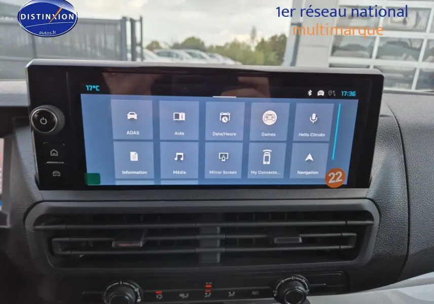 Écran tactile central affichant le menu multimédia dans l’habitacle du Citroën Jumpy XL gris Titane, vue de face.