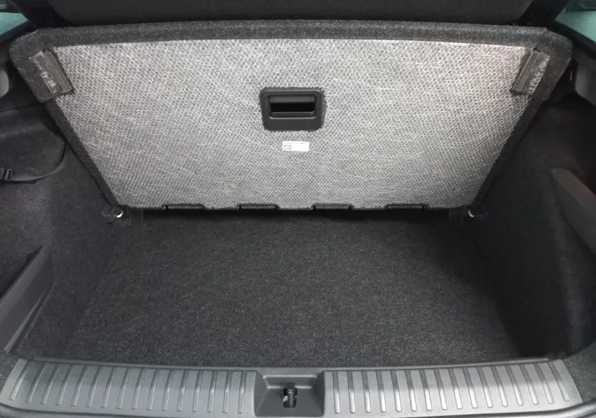 Double plancher de coffre ouvert du Skoda Kamiq 2025, montrant le compartiment de rangement supplémentaire.