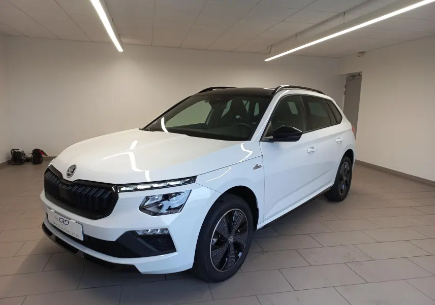 Skoda Kamiq blanc Lune en 3/4 avant droit, toit noir et jantes au design spécifique Monte-Carlo.