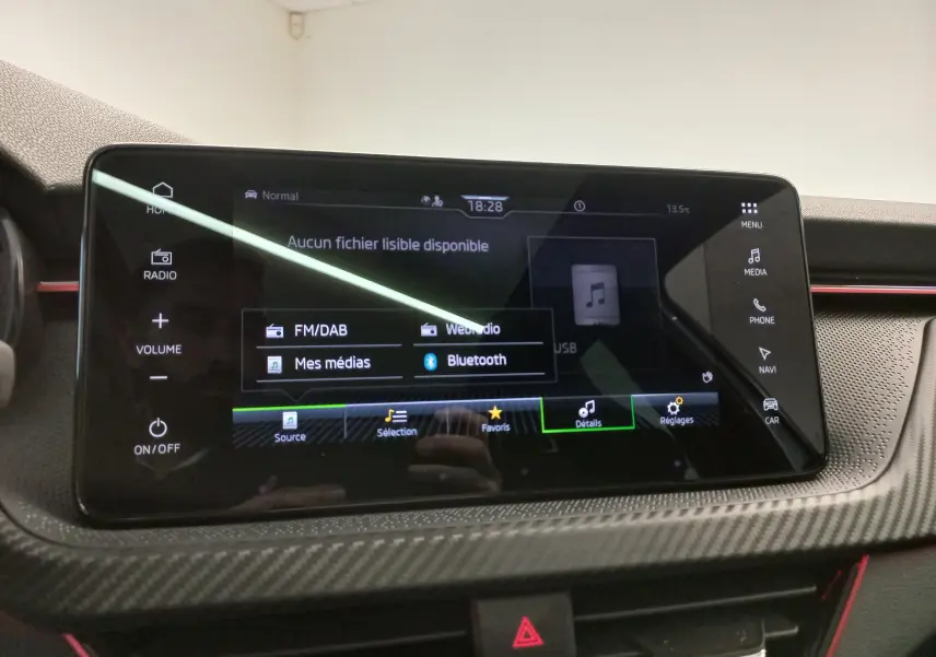 Écran tactile central du Skoda Kamiq 2025 avec interface multimédia et finition carbone intérieure.