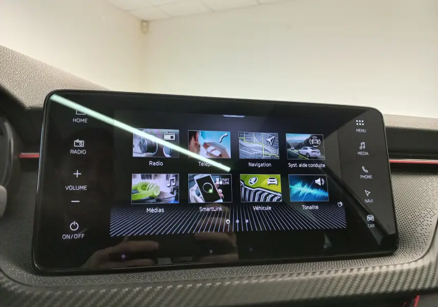 Écran tactile central du Skoda Kamiq 2025 montrant les menus radio, navigation, médias et aide à la conduite.