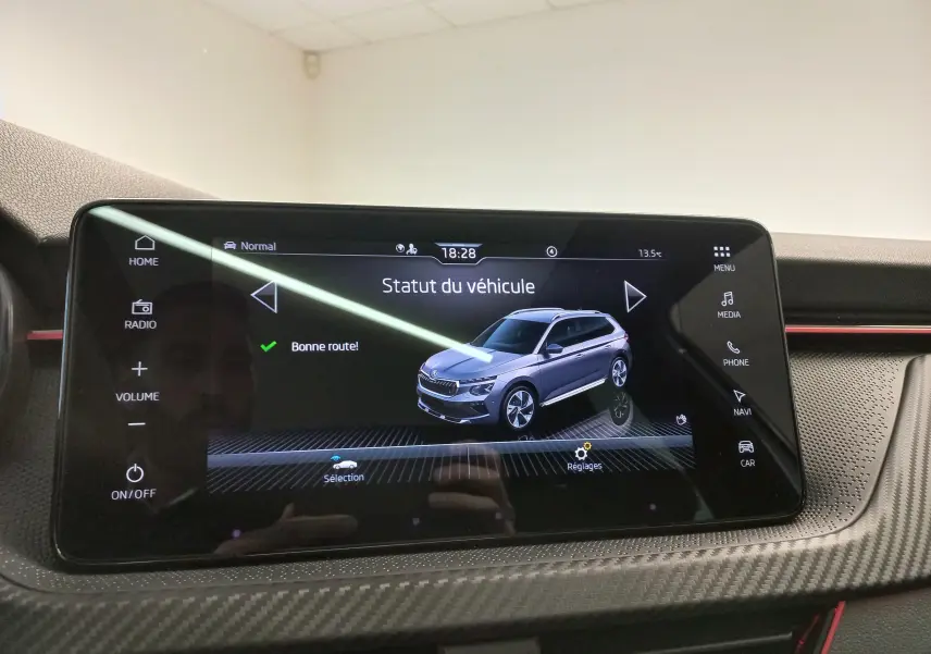 Écran tactile intérieur montrant la silhouette 3D d'un Skoda Kamiq blanc lune en vue 3/4 avant droite.