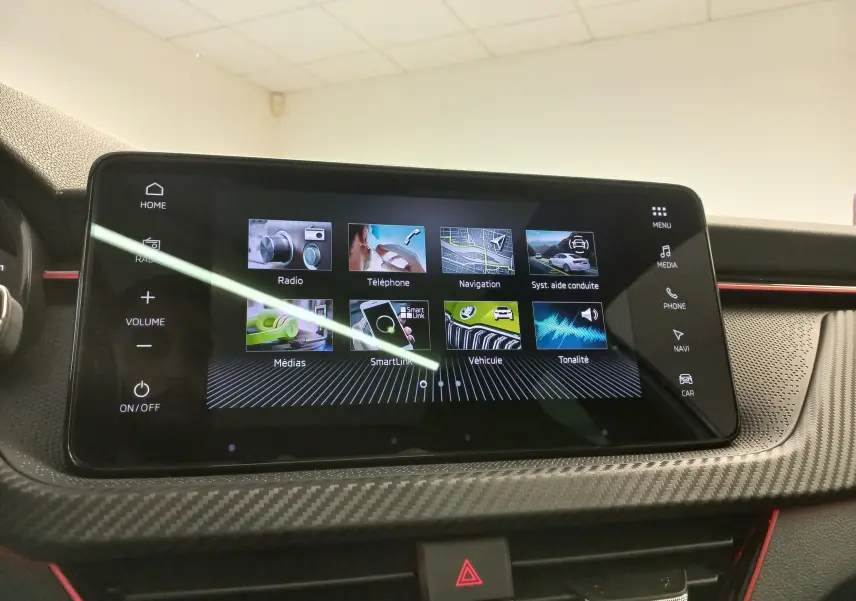 Écran tactile central du tableau de bord du Skoda Kamiq 2025 avec interface multimédia et finition carbone.