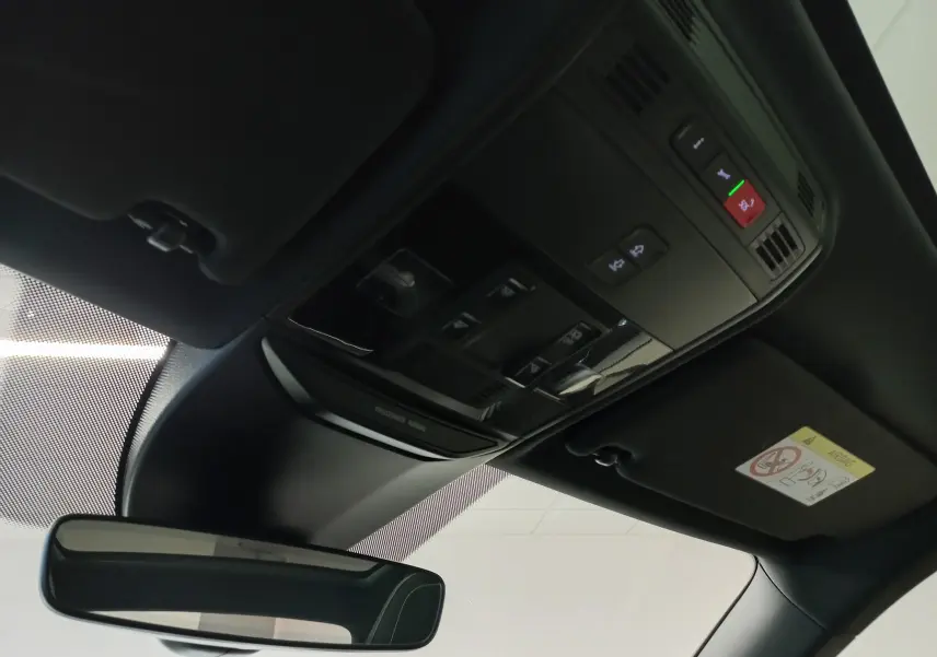 Plafonnier et rétroviseur intérieur d'une Skoda Kamiq 2025, finition Monte-Carlo avec commandes et éclairage intégrés.