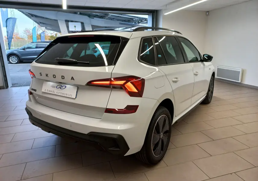 Vue 3/4 arrière droite d'un Skoda Kamiq 2025 blanc Lune avec feux LED et jantes spécifiques Monte-Carlo.