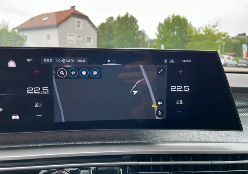 Écran tactile central du tableau de bord du Peugeot 5008 Hybrid 2025 affichant la navigation et la climatisation à 22,5°C.