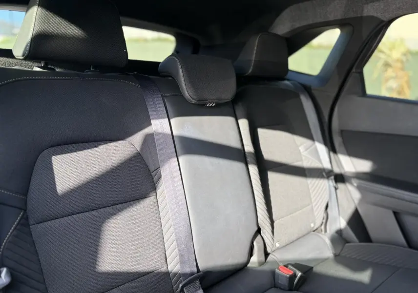 Vue intérieure des sièges arrière noirs du Renault SYMBIOZ E-Tech Full Hybrid 2025 avec appuie-têtes et ceintures visibles.