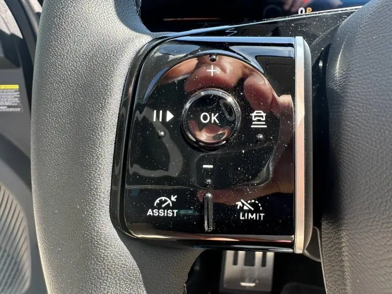 Gros plan sur les commandes multifonctions noires à droite du volant du Citroën C5 Aircross gris Platinium 2026.