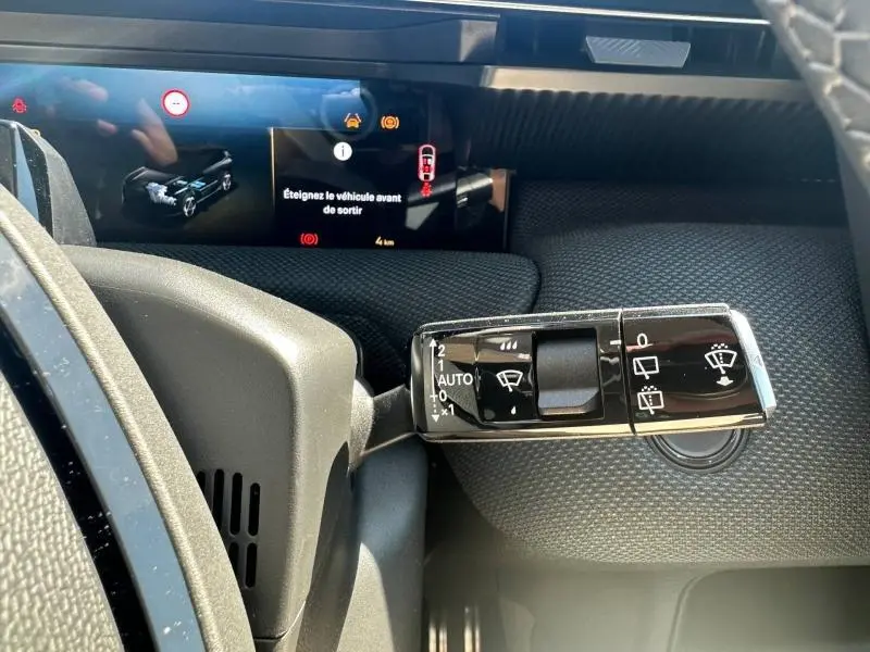 Gros plan sur la commande des essuie-glaces à gauche du volant dans un intérieur noir du Citroën C5 Aircross Gris Platinium.