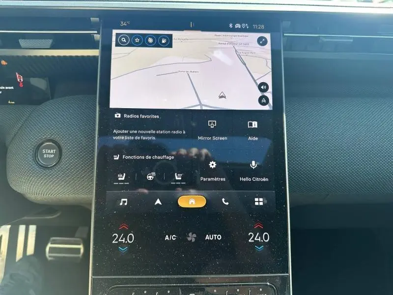 Vue rapprochée de l’écran tactile central du tableau de bord du Citroën C5 Aircross gris Platinium, affichant la navigation et les commandes climatiques.