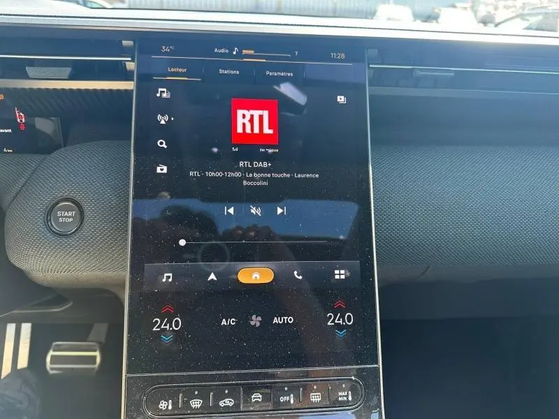 Vue rapprochée de l’écran tactile central du tableau de bord du Citroën C5 Aircross gris Platinium avec affichage radio RTL et commandes climatisation.