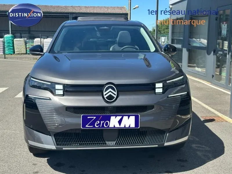 Vue frontale d'un Citroën C5 Aircross 2026 gris Platinium avec calandre distinctive et phares LED fins.