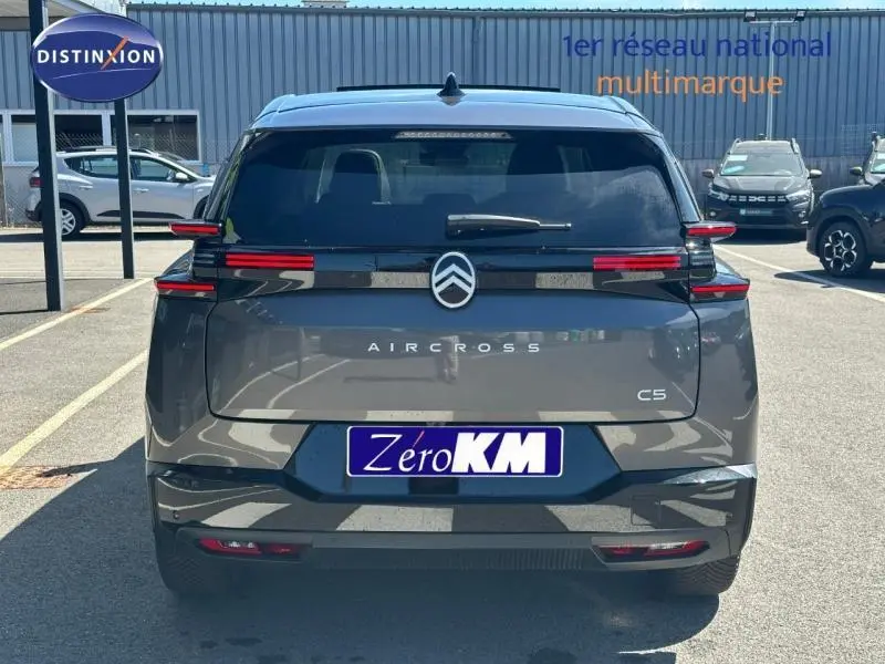 Vue arrière d'un Citroën C5 Aircross gris Platinium 2026 avec feux arrière LED et logo centré sur hayon.