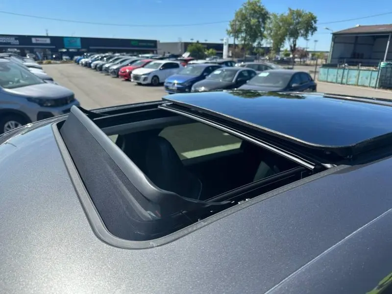Toit ouvrant panoramique ouvert sur un Citroën C5 Aircross gris Platinium, vue rapprochée en extérieur.