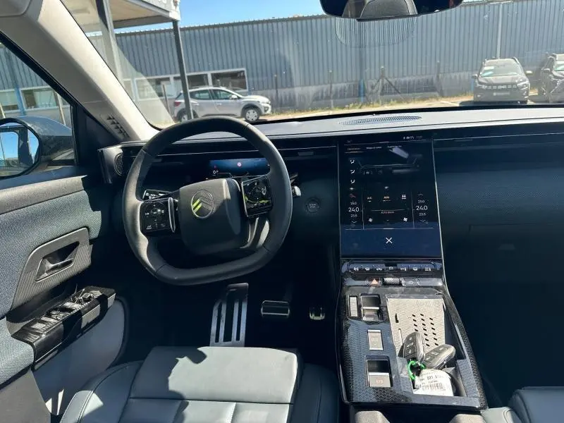 Vue intérieure avant du Citroën C5 Aircross gris Platinium, avec tableau de bord numérique et écran tactile central.