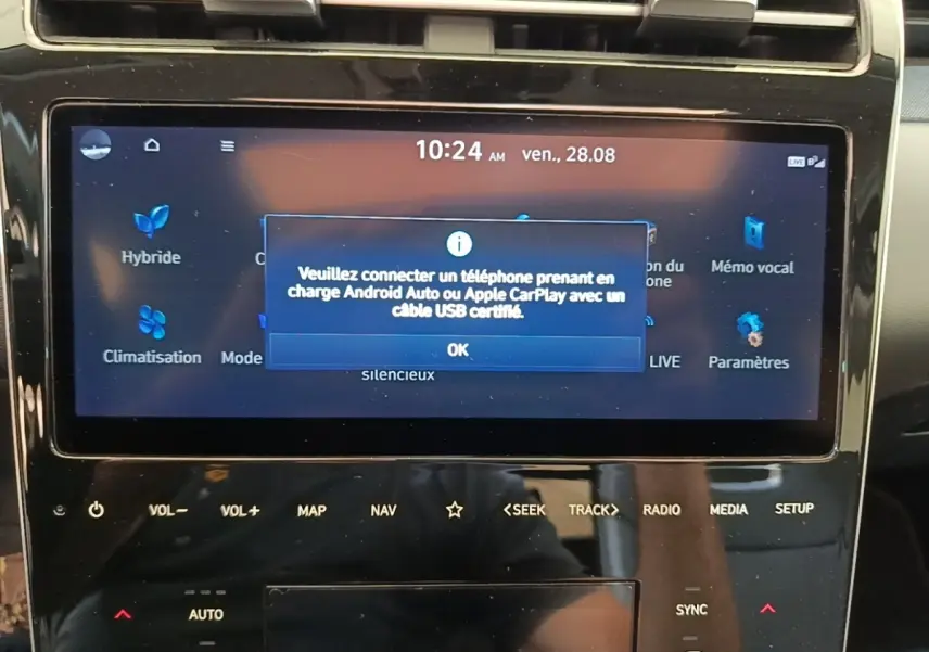 Écran tactile central du Hyundai Tucson 1.6 Hybrid 230 Executive 2022 affichant un message de connexion Android Auto/Apple CarPlay.