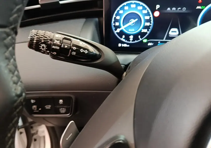 Gros plan sur le combiné d'instruments numérique bleu et noir du Hyundai Tucson 1.6 Hybrid 230 Executive 2022.