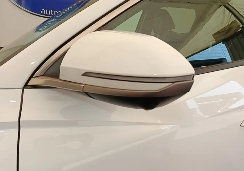 Gros plan sur le rétroviseur côté gauche blanc du Hyundai Tucson 1.6 Hybrid 230 Executive 2022.