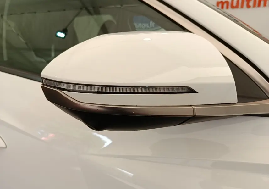 Rétroviseur droit blanc du Hyundai Tucson 1.6 Hybrid 230 Executive 2022 avec clignotant intégré.