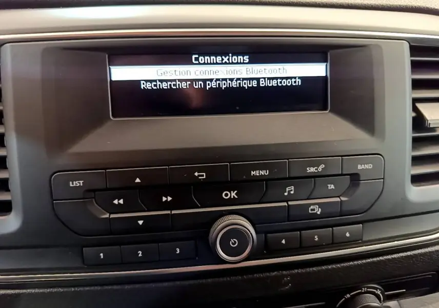 Détail de la console centrale du Toyota Proace Verso 2019 montrant l'écran Bluetooth et les commandes audio.