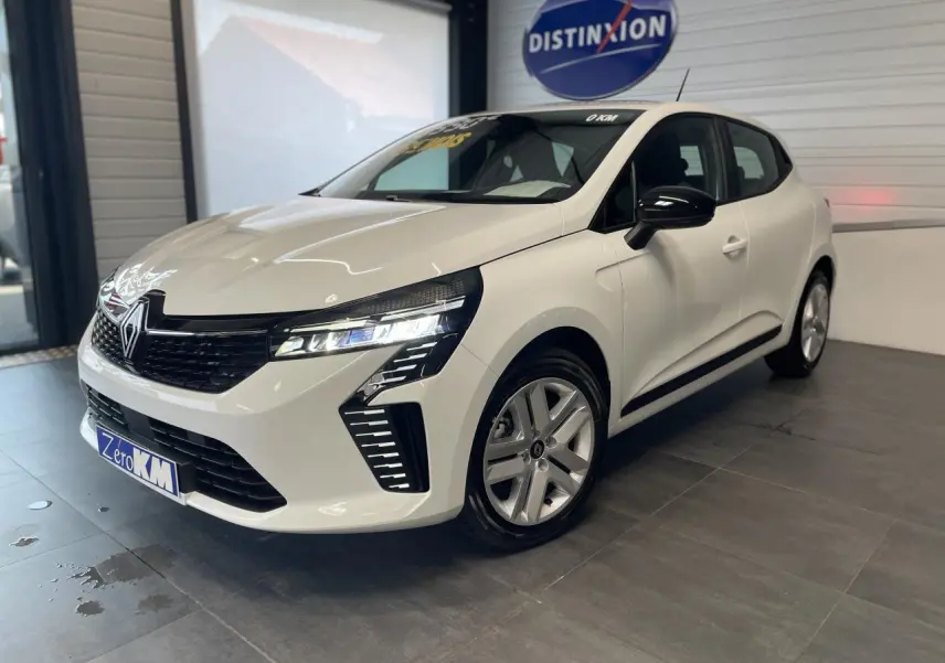 Renault Clio 2025 blanche vue 3/4 avant droit avec calandre noire et feux LED distinctifs en showroom.