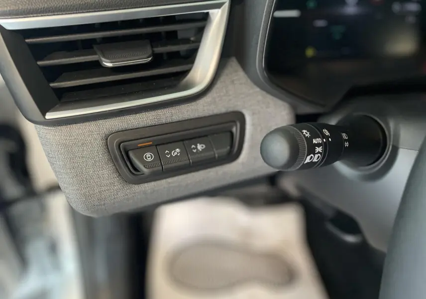 Détail intérieur côté gauche de la planche de bord de la Renault Clio 2025 avec commandes et aérateur chrome satiné.