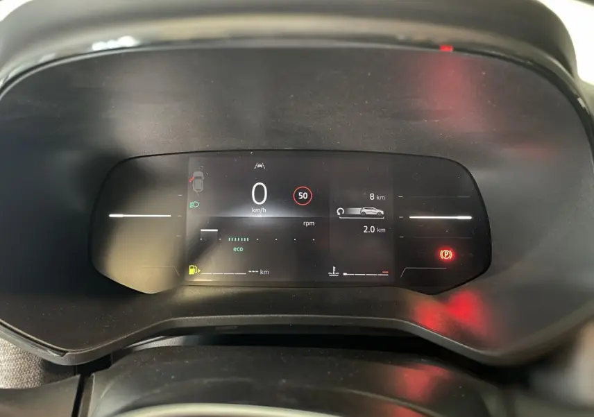 Compteur numérique couleur 7 pouces de Renault Clio 2025 affichant vitesse, alertes et autonomie en mode eco.