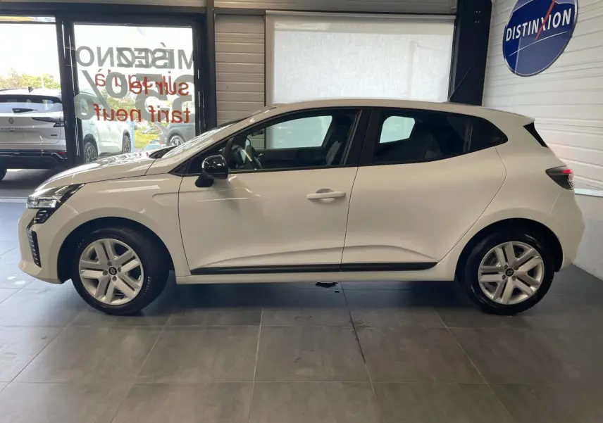Profil côté gauche de la Renault Clio blanche 2025 en version Evolution, avec jantes 16 pouces et poignées couleur carrosserie.