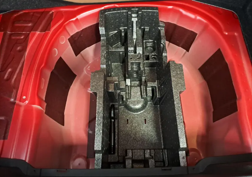 Vue plongeante sur le coffre d’un Skoda Kamiq Rouge Velvet 2024, montrant le rangement en mousse vide.