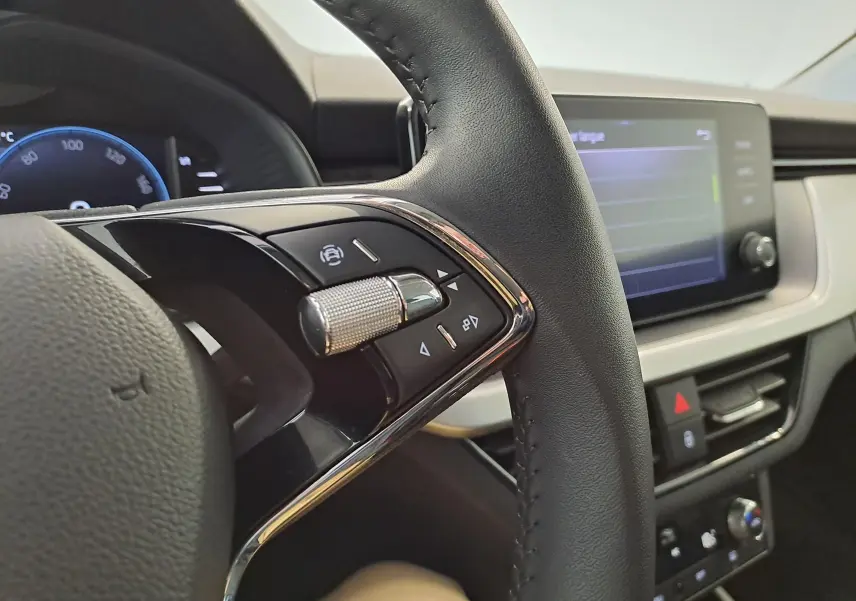 Gros plan sur le volant et le Virtual Cockpit du Skoda Kamiq 2024, avec commandes intégrées et tableau de bord numérique.