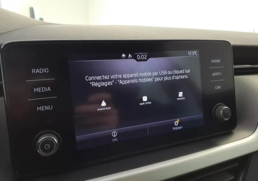 Écran tactile central du Skoda Kamiq 2024 affichant les options de connexion mobile avec commandes tactiles autour.