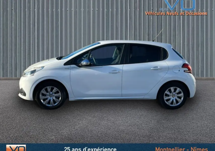 Profil latéral droit d'une Peugeot 208 blanche de 2015, compacte et élégante, avec jantes classiques 15 pouces.