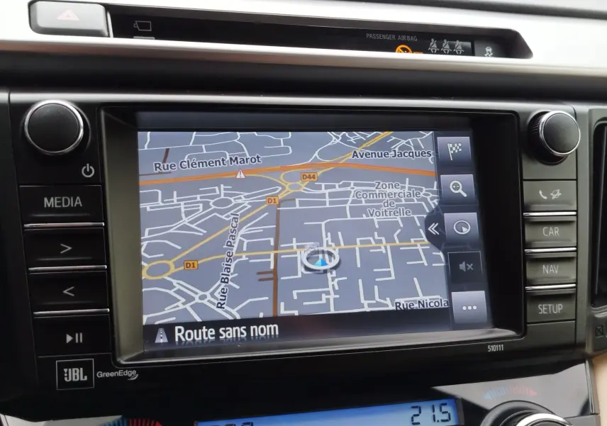 Écran de navigation GPS affichant une carte détaillée dans le tableau de bord du Toyota RAV4 noir cobalt 2017.