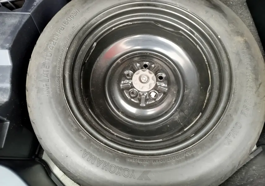 Gros plan sur la roue de secours noire Yokohama du Toyota RAV4 2017 Hybride Lounge AWD.