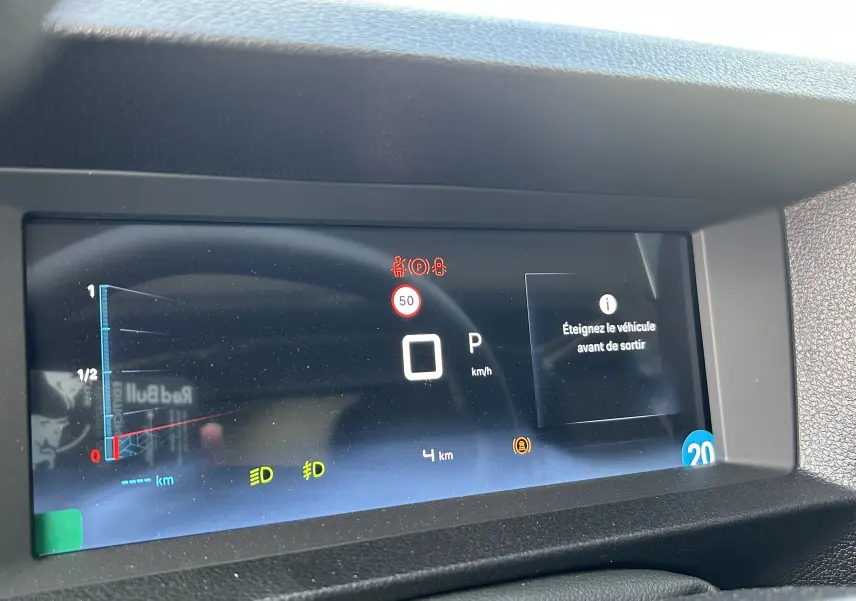 Tableau de bord numérique du Citroën Jumpy 2025 affichant la vitesse à 0 km/h et un message d'arrêt véhicule.