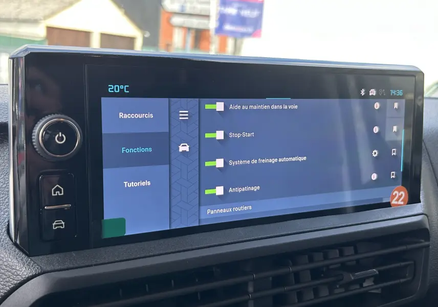 Écran tactile central du tableau de bord du Citroën Jumpy blanc, affichant les fonctions d’aide à la conduite.