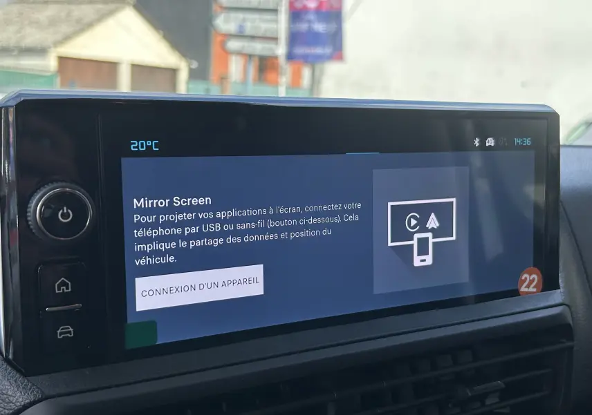 Écran tactile central du tableau de bord du Citroën Jumpy 2025 affichant la fonction Mirror Screen.