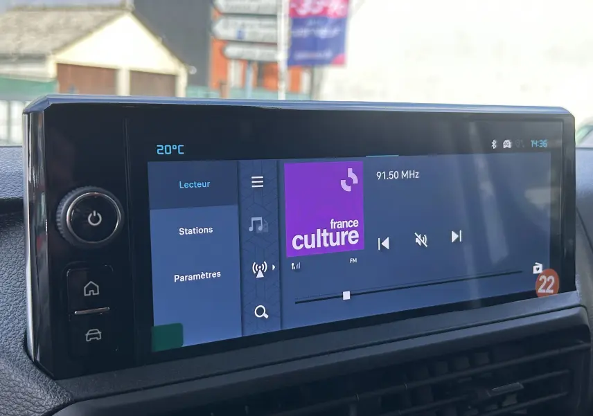 Vue intérieure du tableau de bord du Citroën Jumpy blanc, écran tactile affichant la radio France Culture à 91,50 MHz.