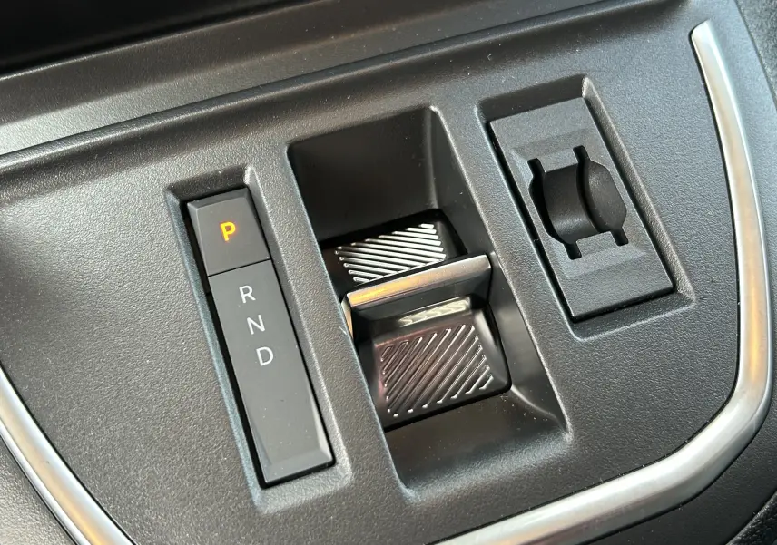 Gros plan sur la commande de boîte automatique avec sélecteur P, R, N, D du Citroën Jumpy blanc, intérieur noir.