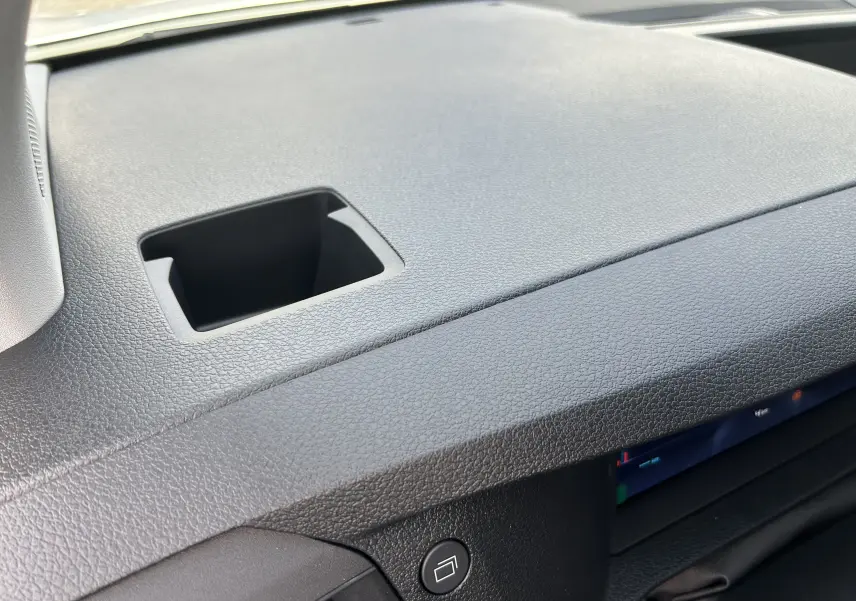 Gros plan sur le tableau de bord noir texturé du Citroën Jumpy 2025, avec un espace de rangement intégré visible.