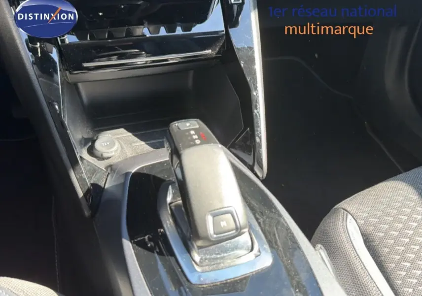 Le levier de vitesses automatique de la Peugeot 2008 1.2 PureTech 130 Allure, vue rapprochée de la console centrale.