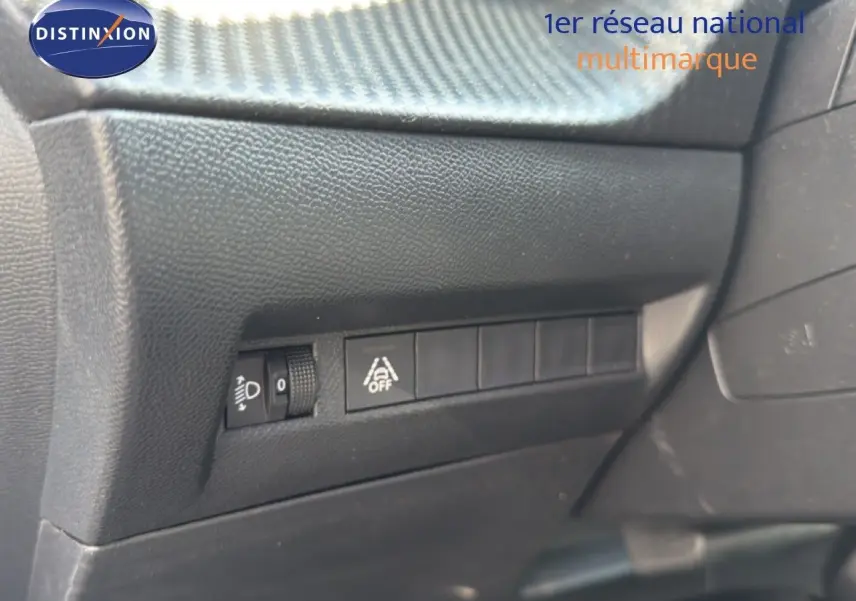 Gros plan sur les commandes de réglage des phares et d'assistance à la conduite dans l'habitacle d'une Peugeot 2008.