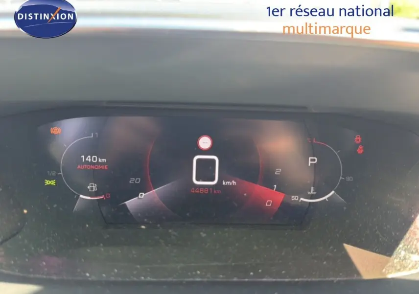 Vue rapprochée du tableau de bord numérique de la Peugeot 2008 2020, affichant la vitesse et l'autonomie.