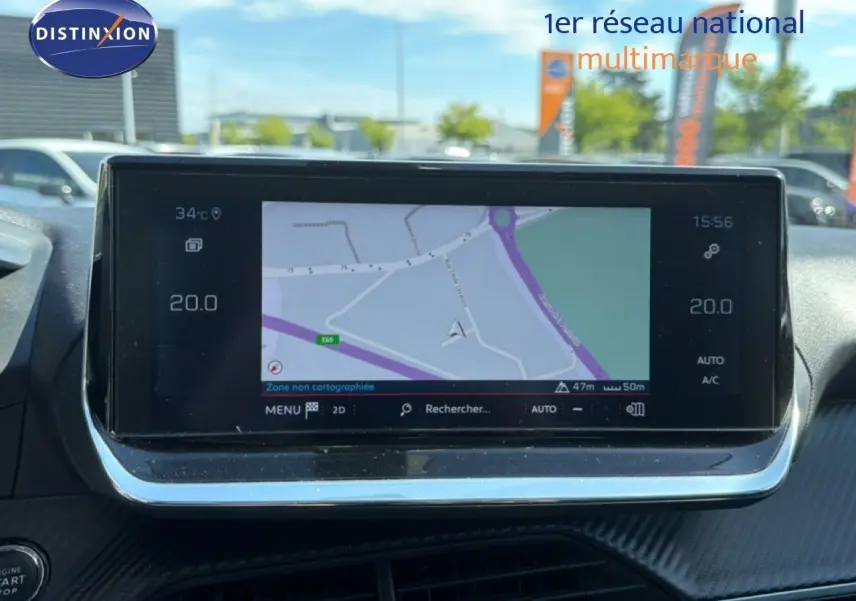 Écran central tactile du tableau de bord du Peugeot 2008 gris platinium, affichant la navigation GPS en extérieur.