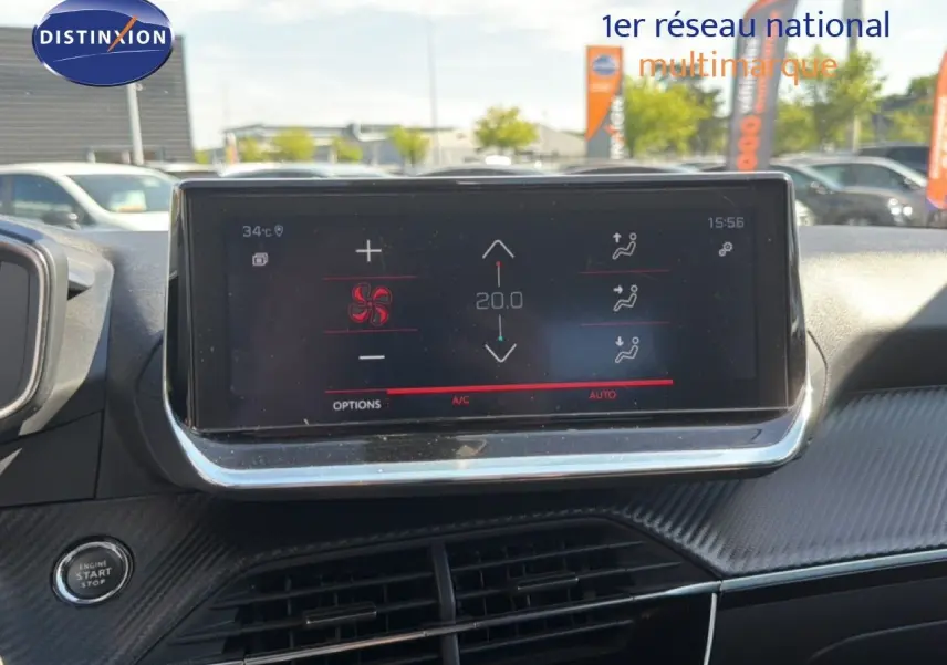 Écran tactile de climatisation dans l’habitacle du Peugeot 2008 gris platinium, vue centrée sur la console.